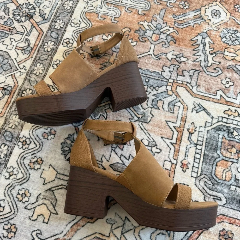 NWOT Wonderly Emilia Tan Platform Block Heel Ankle Strap Sandals Size 8